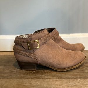 Mauve suede ankle booties - Size 6